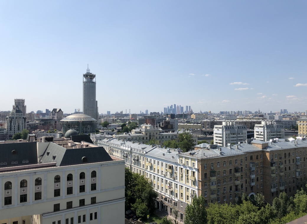 Крыша с видом на центр Москвы